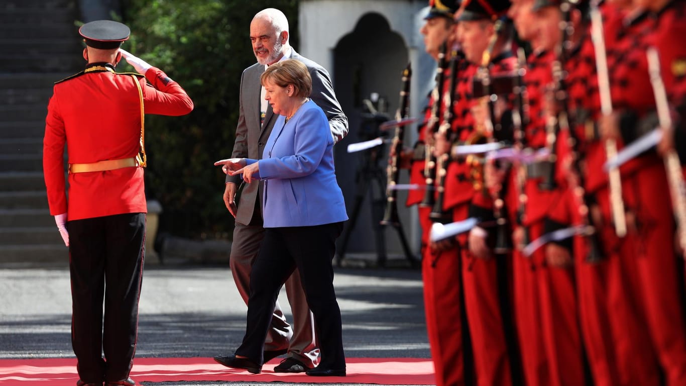 Angela Merkel mit dem albanischen Ministerpräsidenten Edi Rama in Tirana: Bei ihm genießt die Bundeskanzlerin hohes Ansehen.
