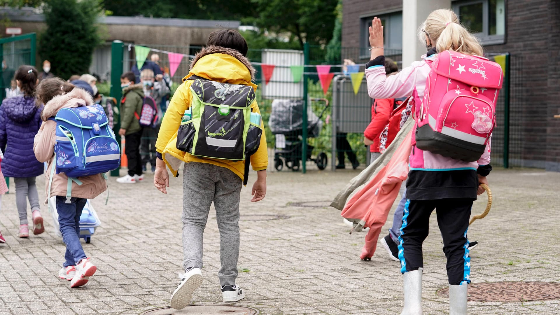 Kinder auf einem Schulhof in Nordrhein-Westfalen: Deutsche Volkslieder und Gedichte sind bereits fester Bestandteil des Schulunterrichts.