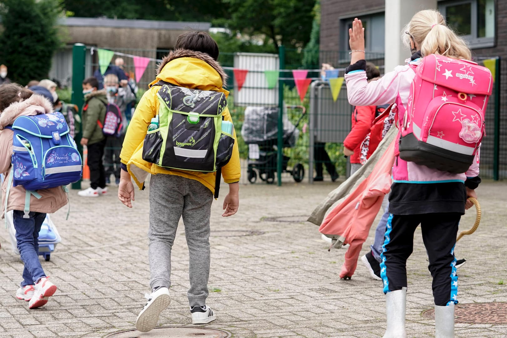 Kinder auf einem Schulhof in Nordrhein-Westfalen: Deutsche Volkslieder und Gedichte sind bereits fester Bestandteil des Schulunterrichts.