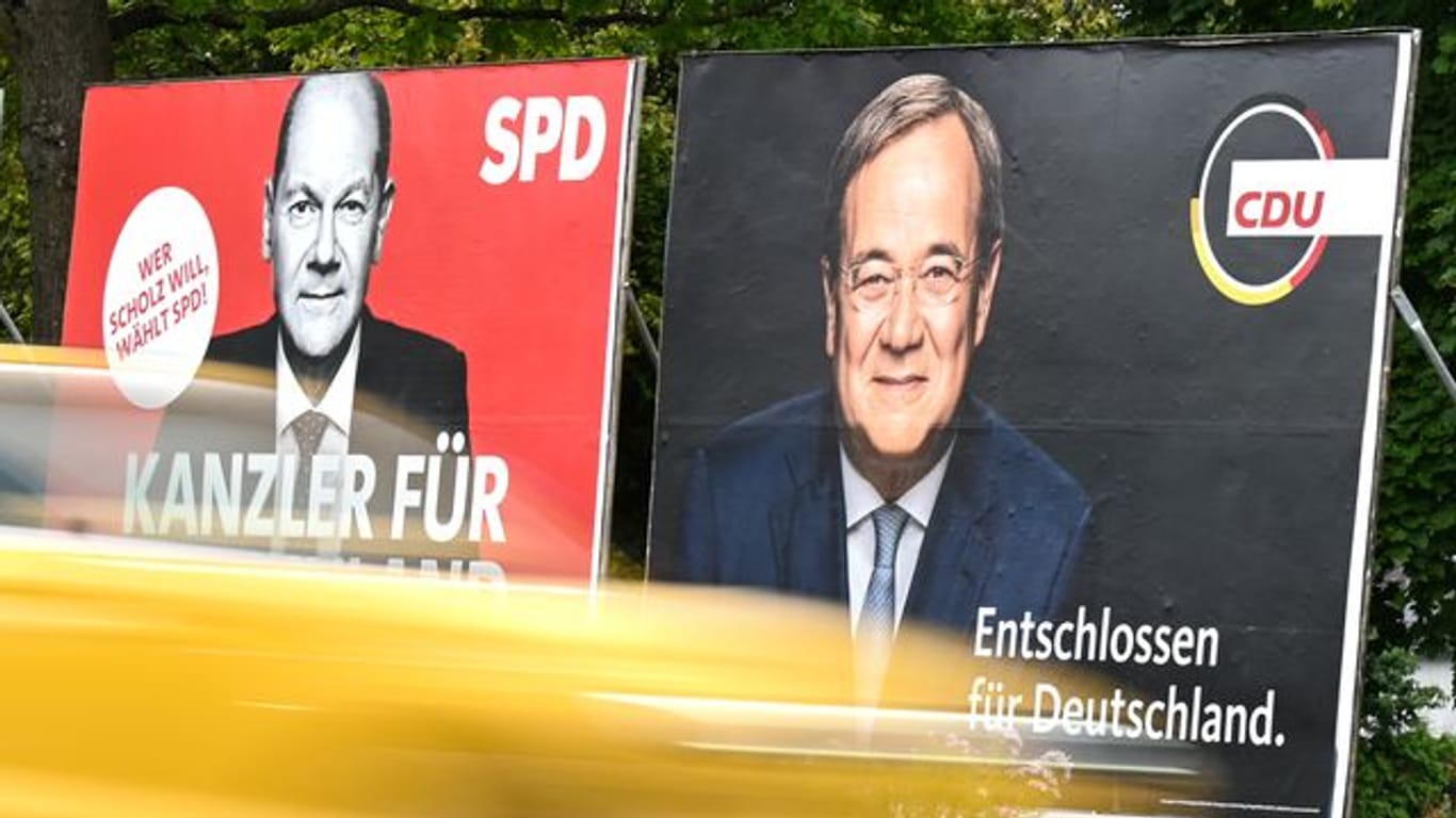 Plakate mit den Spitzenkandidaten Scholz (SPD) und Laschet (CDU)