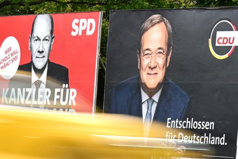 Plakate mit den Spitzenkandidaten Scholz (SPD) und Laschet (CDU)