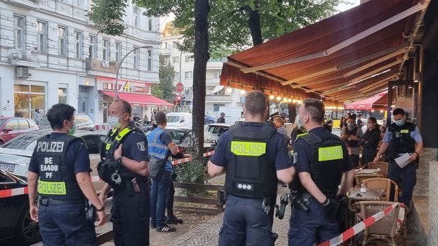 Einsatzkräfte überprüfen am Abend diverse Gewerbeeinheiten