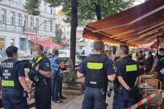 Einsatzkräfte überprüfen am Abend diverse Gewerbeeinheiten