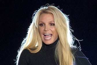 Britney Spears steht auf einer Bühne in Las Vegas.