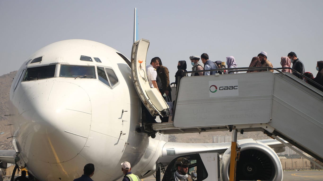 Menschen steigen am Kabuler Flughafen in ein Flugzeug: Etwa 2.600 Menschenrechtler, Künstler, Wissenschaftler, Journalisten und andere potenziell gefährdete Menschen kommen nach Deutschland.