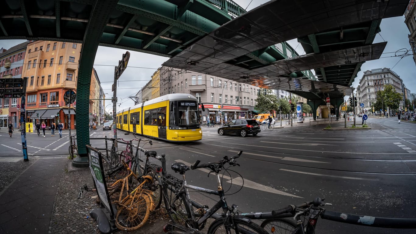 BVG-Straßenbahn in Berlin (Symbolfoto): Am Dienstag starb ein Mann nach einem Unfall mit einer Tram.