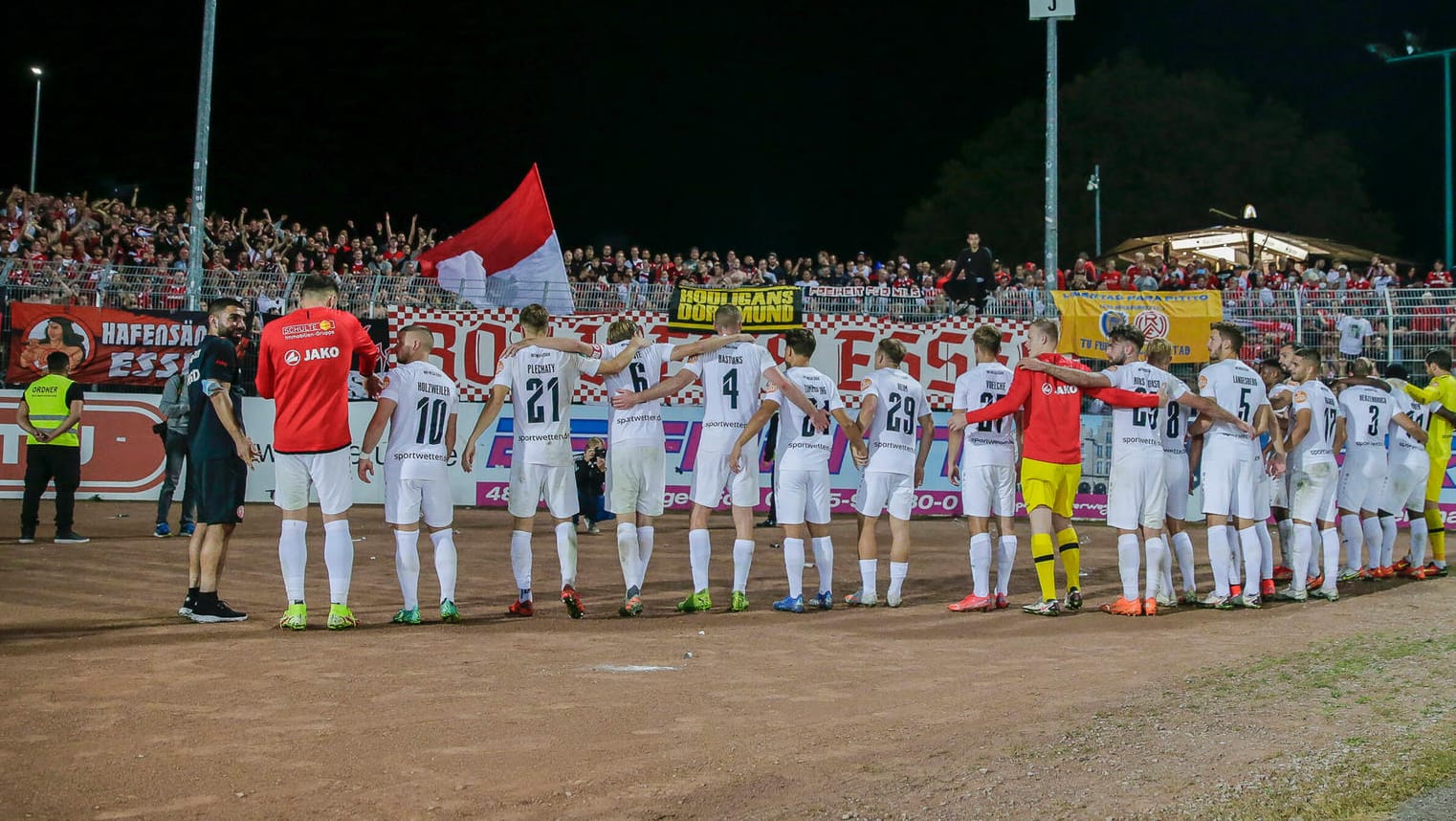 RWE feiert den Sieg, kurz darauf kommt es zu Randalen: Essen-Fans gingen auf Preußen-Anhänger los.