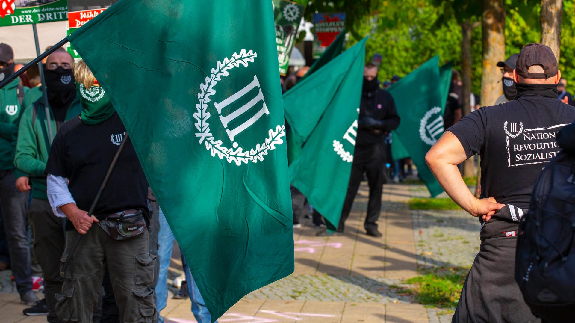 Demonstration der rechtsextremen Partei "III. Weg" (Archivbild): Die Plakate der Gruppierung in Zwickau haben für einen Eklat gesorgt.