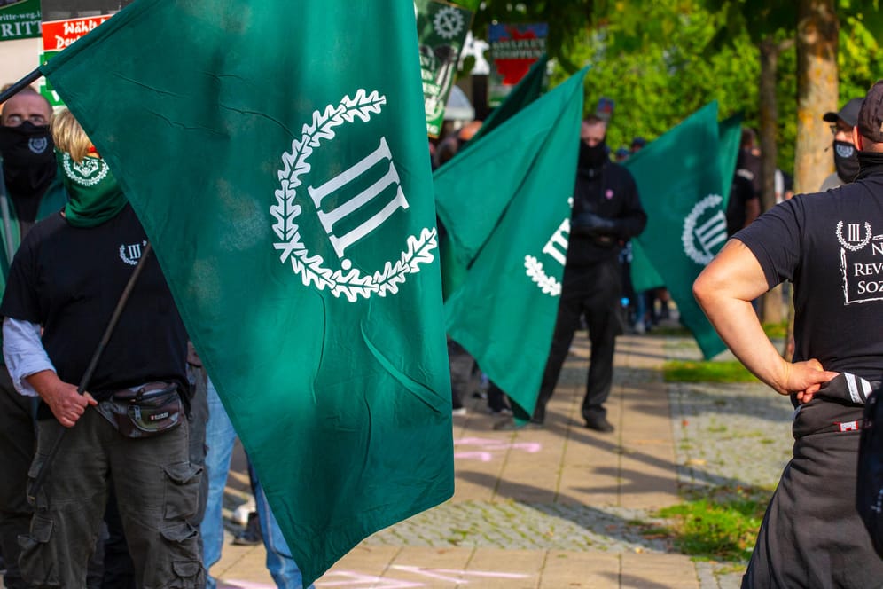 Demonstration der rechtsextremen Partei "III. Weg" (Archivbild): Die Plakate der Gruppierung in Zwickau haben für einen Eklat gesorgt.