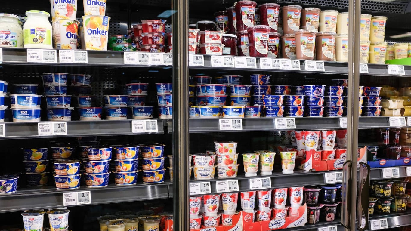 Ein Kühlregal in einem Supermarkt (Symbolbild): In Deutschland steigen die Preise.