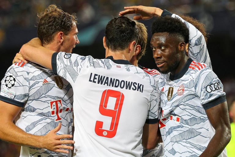 Die Bayern feiern ein Lewandowski-Tor: In Barcelona präsentierte sich die Mannschaft souverän und dominant.