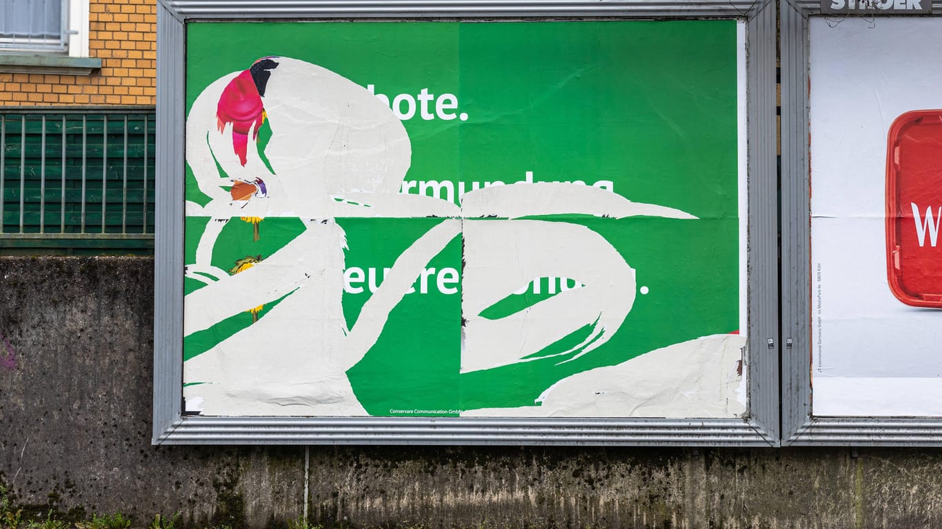 Zerstörtes Wahlplakat von einer Anti-Grünen-Kampagne: Der Werbekonzern Ströer will künftig keine parteipolitische Werbung mehr zeigen.