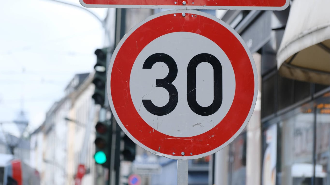 Ein Schild weist eine Dreißiger-Zone in Düsseldorf aus (Symbolbild): Zwei Parteien wollen mehr davon – sie plädieren für eine besondere Städteinitiative.