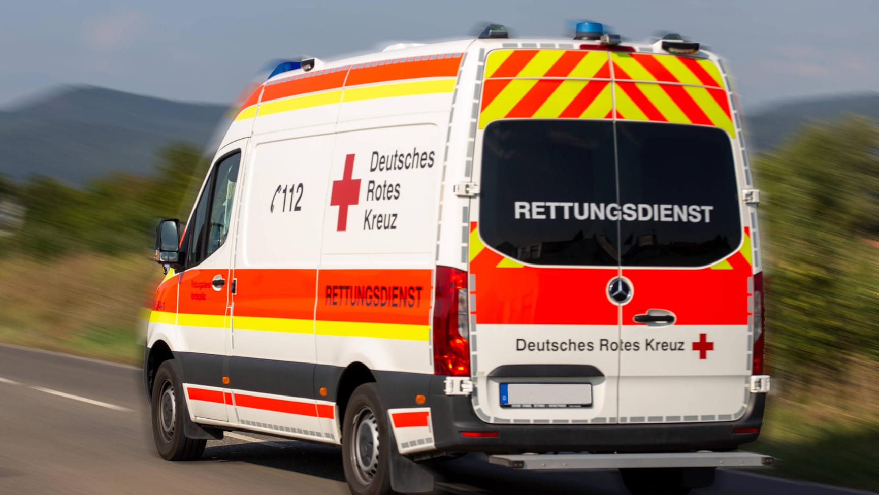 Rettungswagen (Symbolbild): Die Unfallfahrerin kam mit leichten Verletzungen in eine Klinik. Rettungswagen (Symbolbild): Die Unfallfahrerin kam mit leichten Verletzungen in eine Klinik.