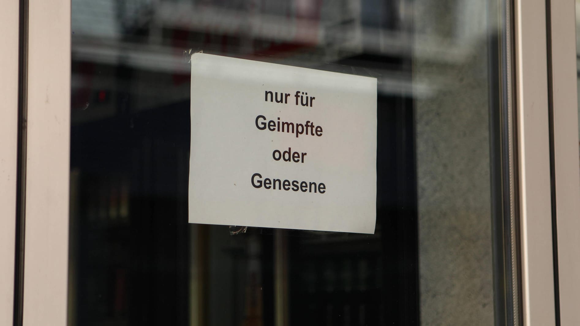 Ein Schild weist auf die 2G-Regel hin (Symbolbild): Das vom Senat beschlossene 2G-Optionsmodell wurde überarbeitet. Ein Schild weist auf die 2G-Regel hin (Symbolbild): Das vom Senat beschlossene 2G-Optionsmodell wurde überarbeitet.