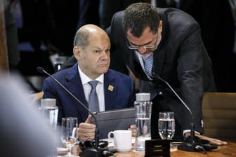 Bundesfinanzminister Olaf Scholz mit Staatssekretär Wolfgang Schmidt: Gegen Schmidt laufen strafrechtliche Ermittlungen.