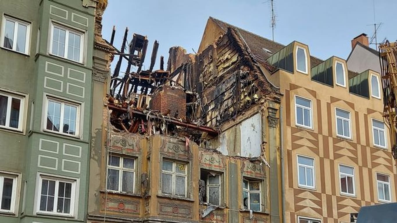 Denkmalgeschütztes Haus in Augsburg brennt ab