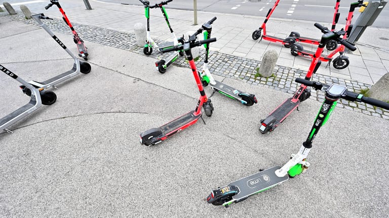 Leih-Scooter stehen verteilt auf einem Platz in München (Archivbild): Die CSU im Stadtrat will gegen unachtsam abgestellte E-Scooter vorgehen.