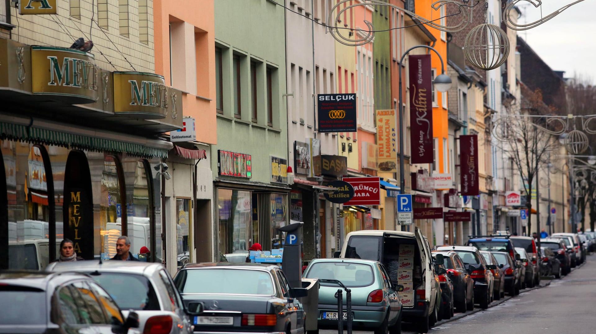 Die Keupstraße in Köln-Mülheim (Archivbild): Die Geschäftsstraße geriet bundesweit in die Schlagzeilen, als sie am 9. Juni 2004 durch ein Nagelbomben-Attentat erschüttert wurde. Die Keupstraße in Köln-Mülheim (Archivbild): Die Geschäftsstraße geriet bundesweit in die Schlagzeilen, als sie am 9. Juni 2004 durch ein Nagelbomben-Attentat erschüttert wurde.