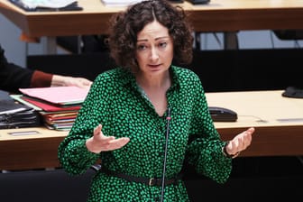 Berliner Wirtschaftssenatorin Ramona Pop (Archivbild): Die Grünen-Politikerin sieht den 2G-Vorstoß des Senats nun doch kritisch.
