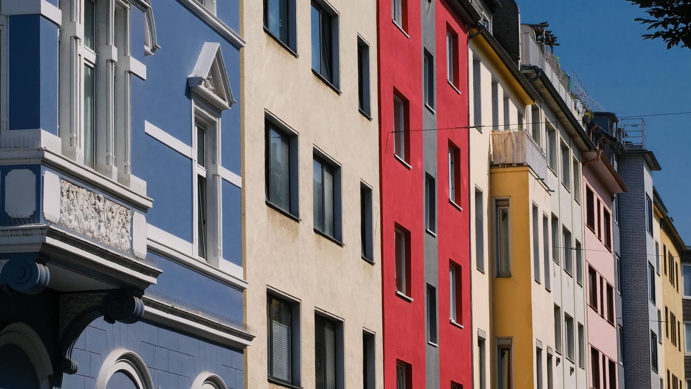 Häuserfassaden in Düsseldorf (Symbolbild): Die Preise für Immobilien steigen immer weiter.