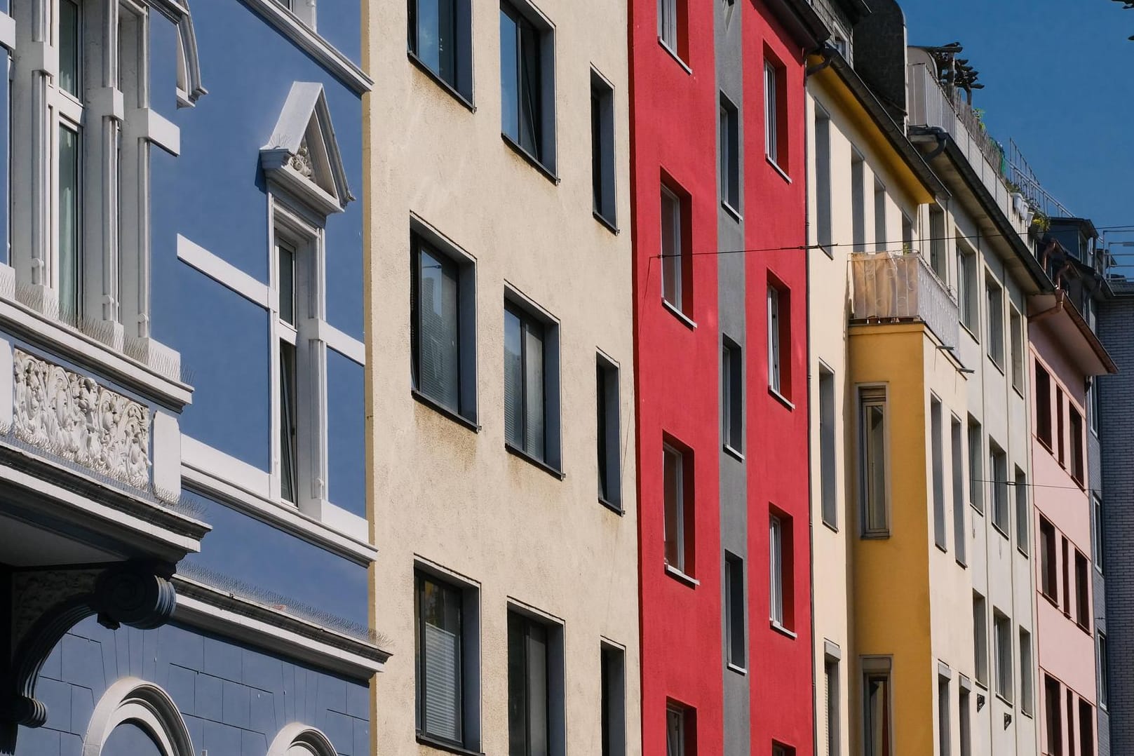 Häuserfassaden in Düsseldorf (Symbolbild): Die Preise für Immobilien steigen immer weiter.