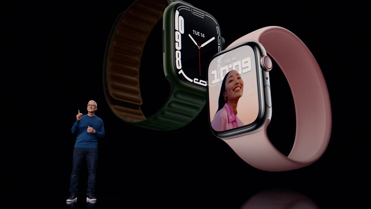 Apple-Chef Tim Cook zeigt die neue Apple Watch 7 - mit 20 Prozent mehr Displayfläche im Vergleich zum Vorgängermodell.