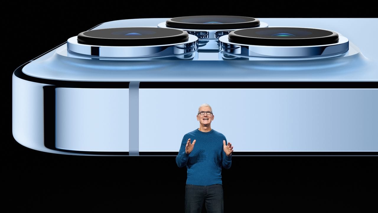 Apple-Chef Tim Cook präsentiert das neue iPhone 13 Pro.