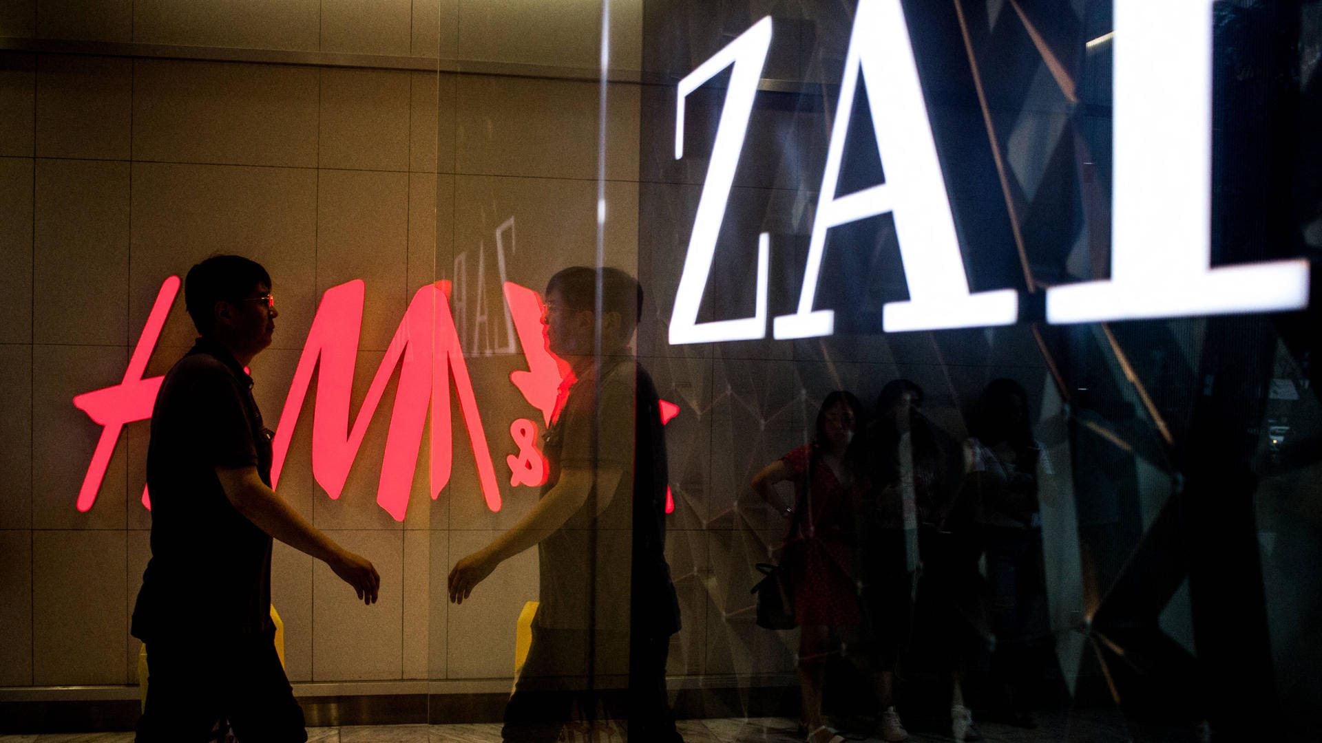 Ein H&M-Geschäft neben einem Zara-Laden (Symbolbild): Die Modehändler kamen unterschiedlich gut durch die Krise.