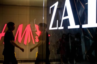 Ein H&M-Geschäft neben einem Zara-Laden (Symbolbild): Die Modehändler kamen unterschiedlich gut durch die Krise.