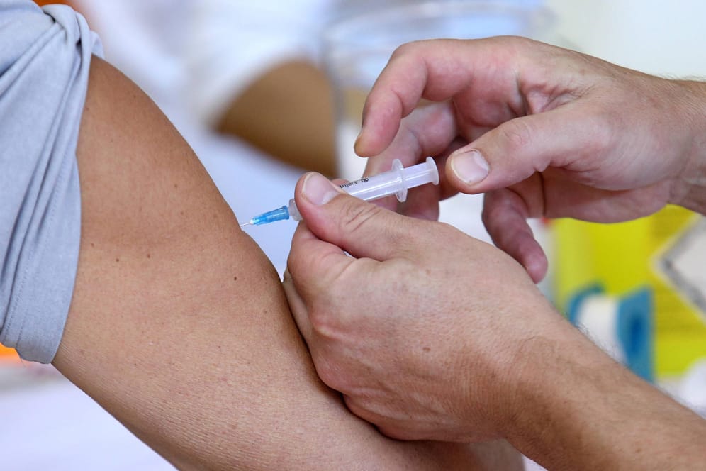 Corona-Impfung: Einige Menschen in Deutschland wurden schon zum dritten Mal gegen Covid-19 geimpft.