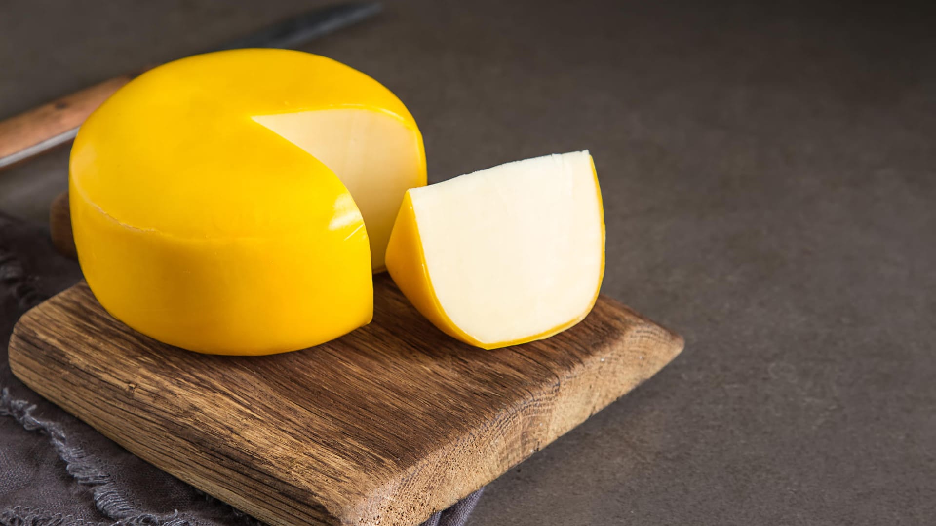 Gouda wird aus Kuhmilch hergestellt und zählt zum Schnittkäse. Er verdankt seinen Namen einer Stadt in den Niederlanden. Die Reifezeit bestimmt die Farbe und den Geschmack. Je älter der Gouda, desto würziger schmeckt er.