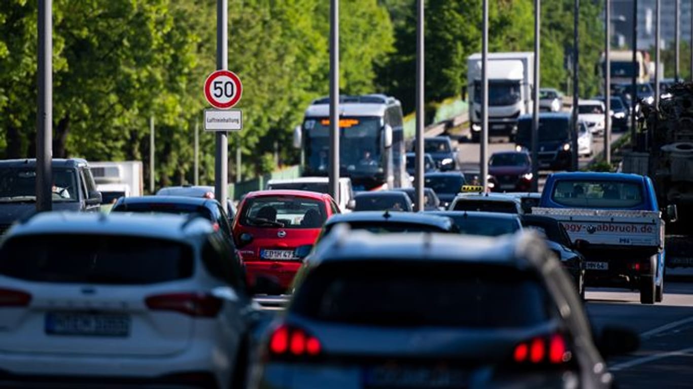 Verkehr: Das Auto bleibt bei Pendlern in Deutschland das Verkehrsmittel Nummer eins.