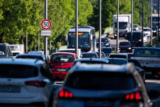 Verkehr: Das Auto bleibt bei Pendlern in Deutschland das Verkehrsmittel Nummer eins.