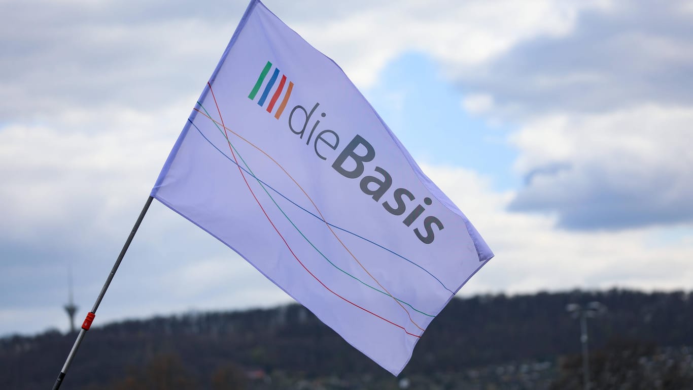 Eine Flagge der Partei "dieBasis" (Symbolbild): Der Staatsschutz ermittelt.