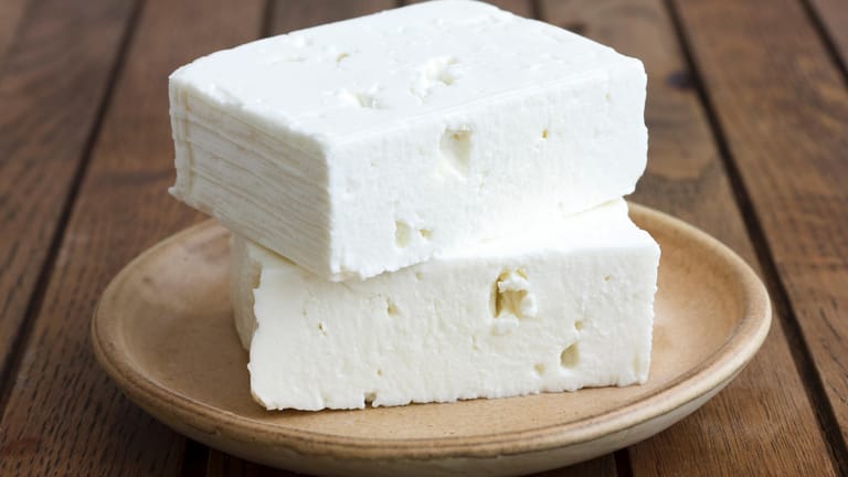 Fetakäse kommt aus Griechenland und ist ein Salzlakenkäse. Die traditionelle Variante besteht aus Schafsmilch, eventuell gemischt mit Ziegenmilch. Die preiswertere Variante wird aus Kuhmilch hergestellt – und meist unter den Namen Hirten-, Balkan-, oder Weichkäse verkauft.
