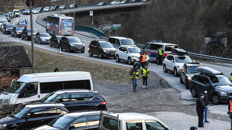 Lange Staus an einer Ausfahrtsstraße in der Nähe von Ischgl: An Freitag, dem 13. März 2020, kam es zu chaotischen Szenen und Kontrollen durch Österreichs Polizei.