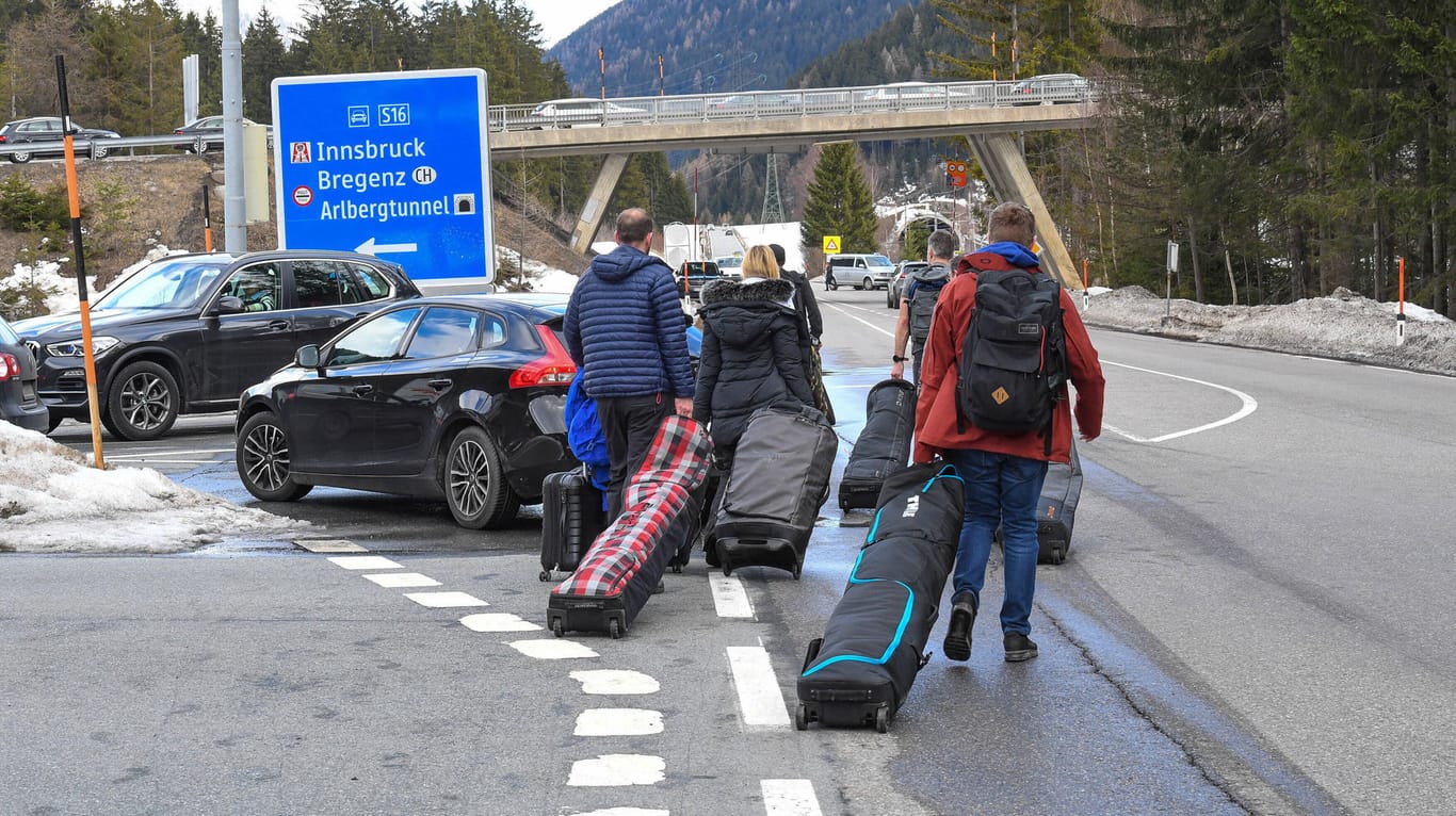 St. Anton am Arlberg nahe Ischgl: Touristen verlassen am 13. März 2020 fluchtartig die Region.