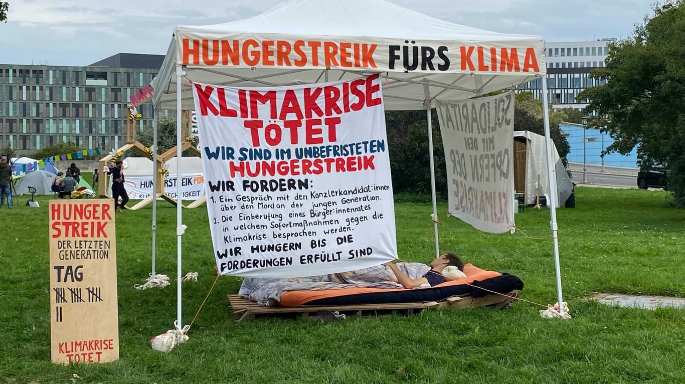 "Hungerstreik fürs Klima" steht auf einem Pavillon im Berliner Regierungsviertel: Dort harren Klimaaktivistinnen und -aktivisten bereits seit über zwei Wochen aus und essen aus Protest nichts.