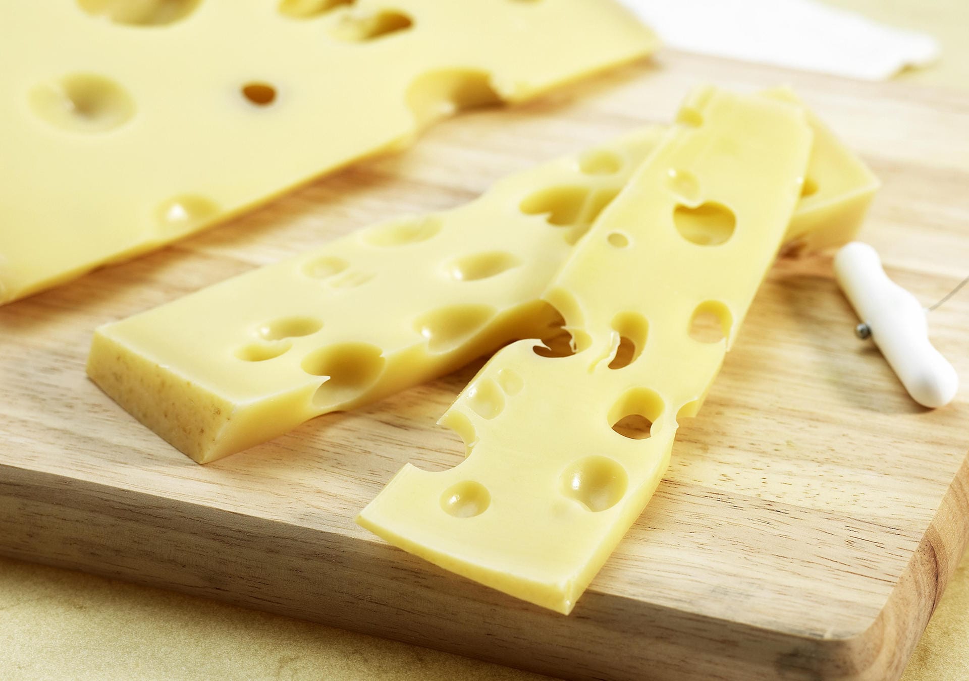 Emmentaler kommt ursprünglich aus der Schweiz und fällt durch seine vielen Löcher auf. Der Hartkäse wird umgangssprachlich auch als Schweizer Käse bezeichnet. Sein Aroma ist würzig bis nussig.