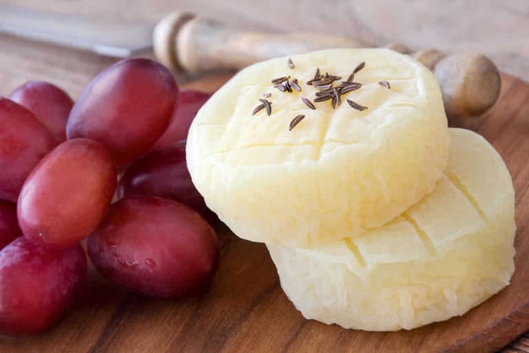 Er soll besonders gesund sein, stinkt aber ganz schön: der Harzer Käse. Wie der Name vermuten lässt, stammt er ursprünglich aus dem Harz. Der Käse aus Kuhmilch besticht durch viel Protein und – im Gegensatz zu anderen Sorten – wenig Fett.