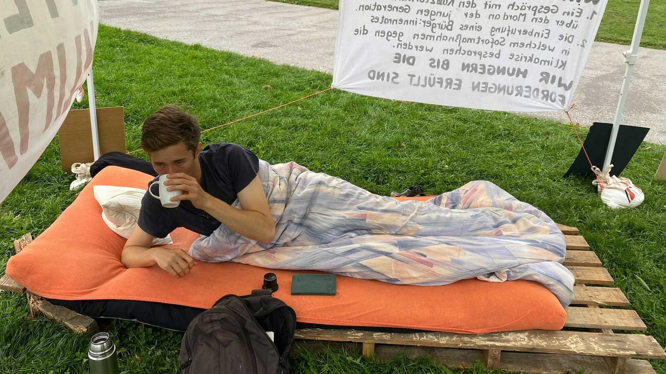 Aktivist Henning liegt auf einem Matratzenlager: "Ich werde von Tag zu Tag schwächer. Die letzten drei Tage habe ich drei Kilo abgenommen.", sagt er.