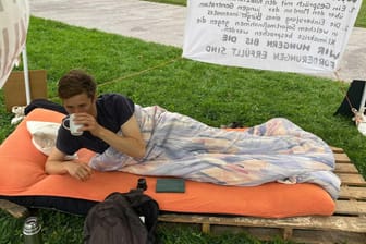 Aktivist Henning liegt auf einem Matratzenlager: "Ich werde von Tag zu Tag schwächer. Die letzten drei Tage habe ich drei Kilo abgenommen.", sagt er.
