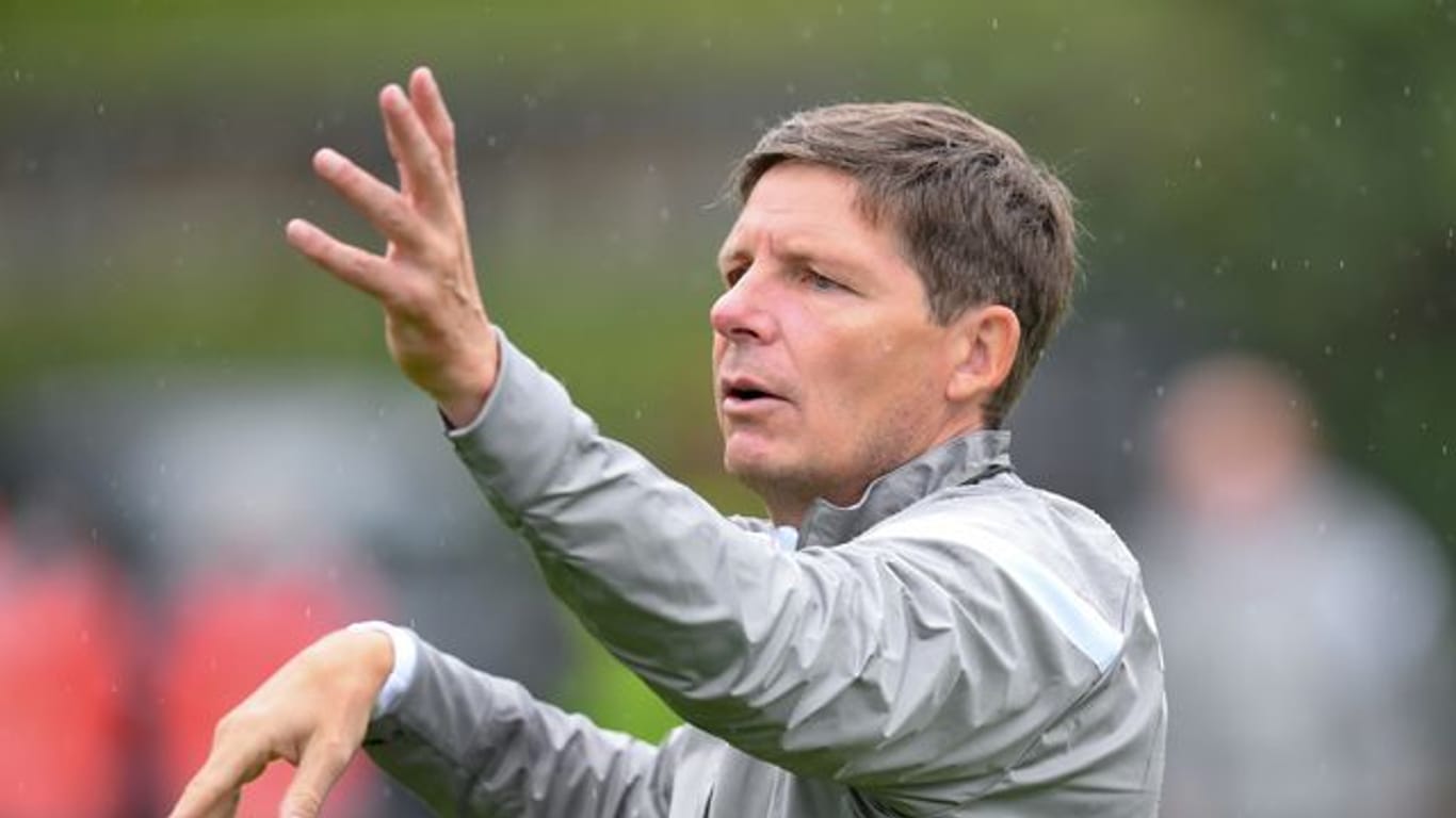 Muss Frankfurts Europa-Auftakt aus der Loge aus verfolgen: Eintracht-Coach Oliver Glasner.