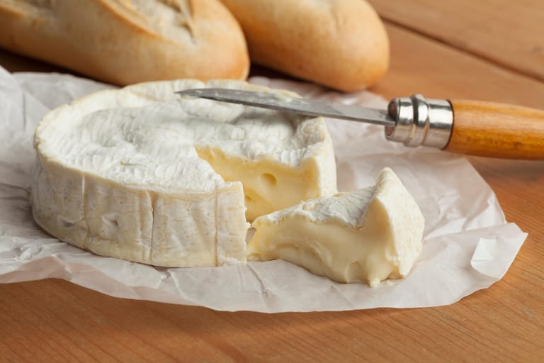 Camembert ist ein französischer Weißschimmelkäse. Der Käse ist von einer hellen Rinde aus Edelschimmel überzogen und hat einen leicht nussigen, mild-cremigen Geschmack. Er schmeckt pur, auf dem Brot oder überbackenen auf herzhaften Gerichten.