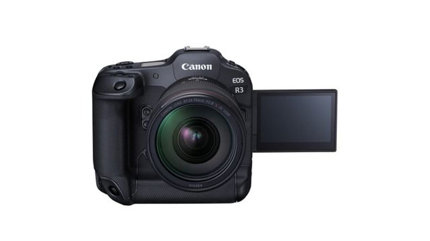 Der Touchscreen (4,1 Millionen Pixel) der Canon EOS R3 ist dreh- und schwenkbar, was im Profibereich nicht selbstverständlich ist.