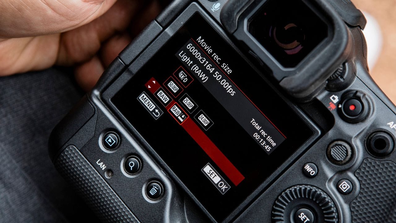 Der elektronische Sucher der Canon EOS R3 soll dank 5,76 Millionen Pixeln Auflösung und 120 Hertz Bildwiederholrate einem optischen Sucher in Nichts nachstehen. Der elektronische Sucher der Canon EOS R3 soll dank 5,76 Millionen Pixeln Auflösung und 120 Hertz Bildwiederholrate einem optischen Sucher in Nichts nachstehen.