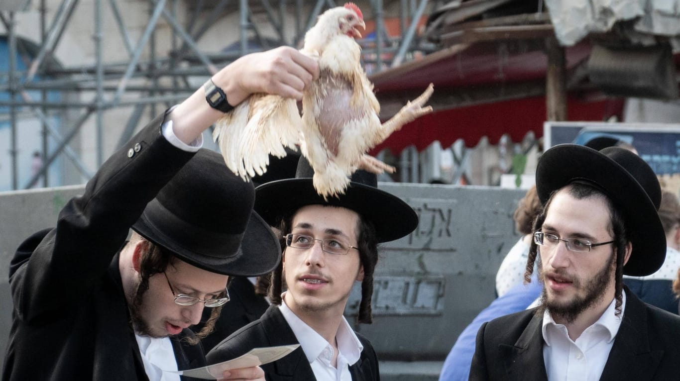 Jom Kippur in Jerusalem: Beim Kapparot wird ein Huhn über dem Kopf geschwungen, um die Sünden des Menschen aufzunehmen (Archivbild).