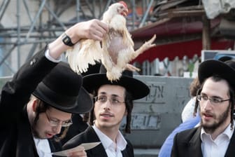 Jom Kippur in Jerusalem: Beim Kapparot wird ein Huhn über dem Kopf geschwungen, um die Sünden des Menschen aufzunehmen (Archivbild).