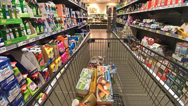 Einkauf im Supermarkt: Auch bei Lebensmitteln müssen die Deutschen tiefer in die Tasche greifen.